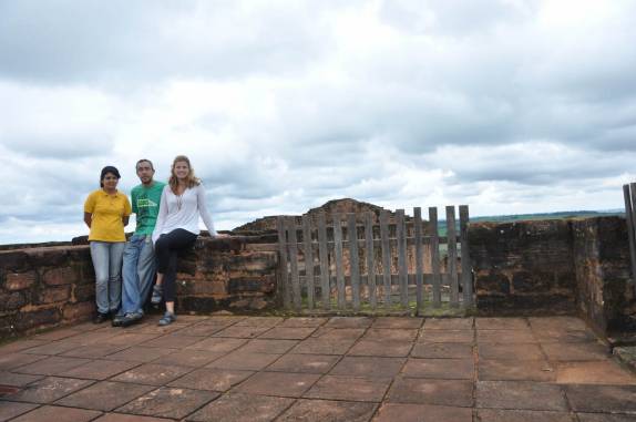 Com a nossa excelente guia Gabriela nas ruínas da Missão em Jesus, próximo à Trinidad, no Paraguai